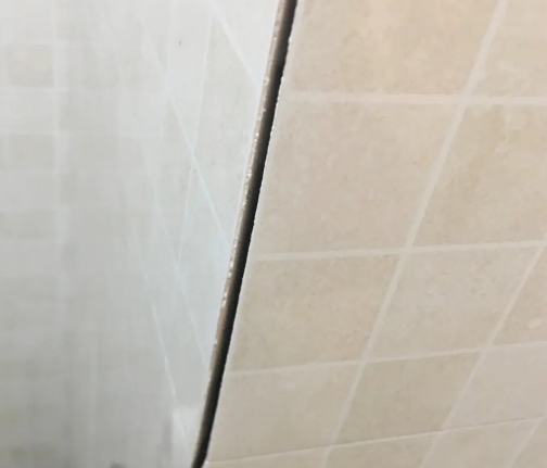 朔城瓷砖空鼓维修公司分享阳台瓷砖脱落的修复过程可以分为以下几个步骤