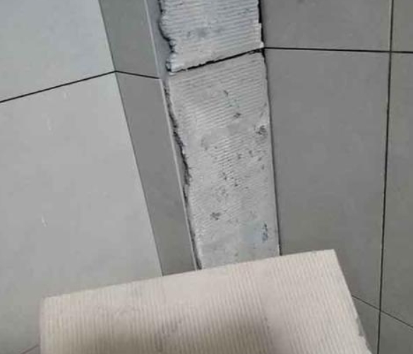 朔城瓷砖空鼓维修公司分享下厨房瓷砖脱落的补救措施。